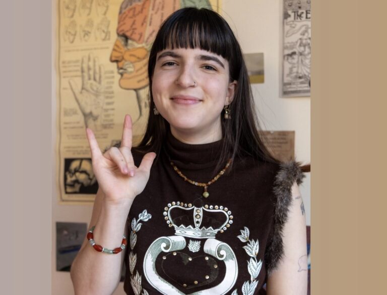 Building Your Own Major: Munsat ’27 Focuses on Accessibility Through Media and Deaf Studies 
